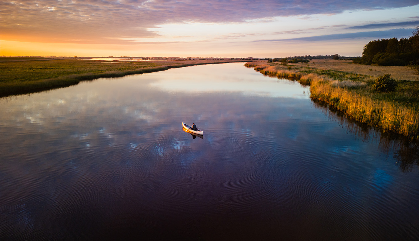 Kano bij avondlicht in Nationaal Park Lauwersmeer