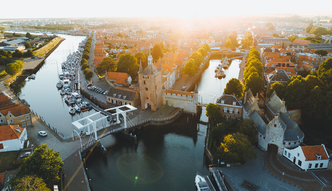 Luchtfoto van Zierikzee met laagstaande zon