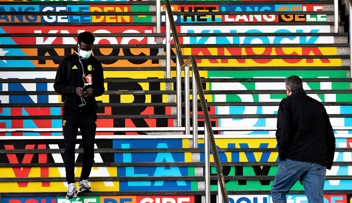 Kleurrijke trap in Rotterdam met tekst en kleur ter ere van het EuroVisie Songfestival