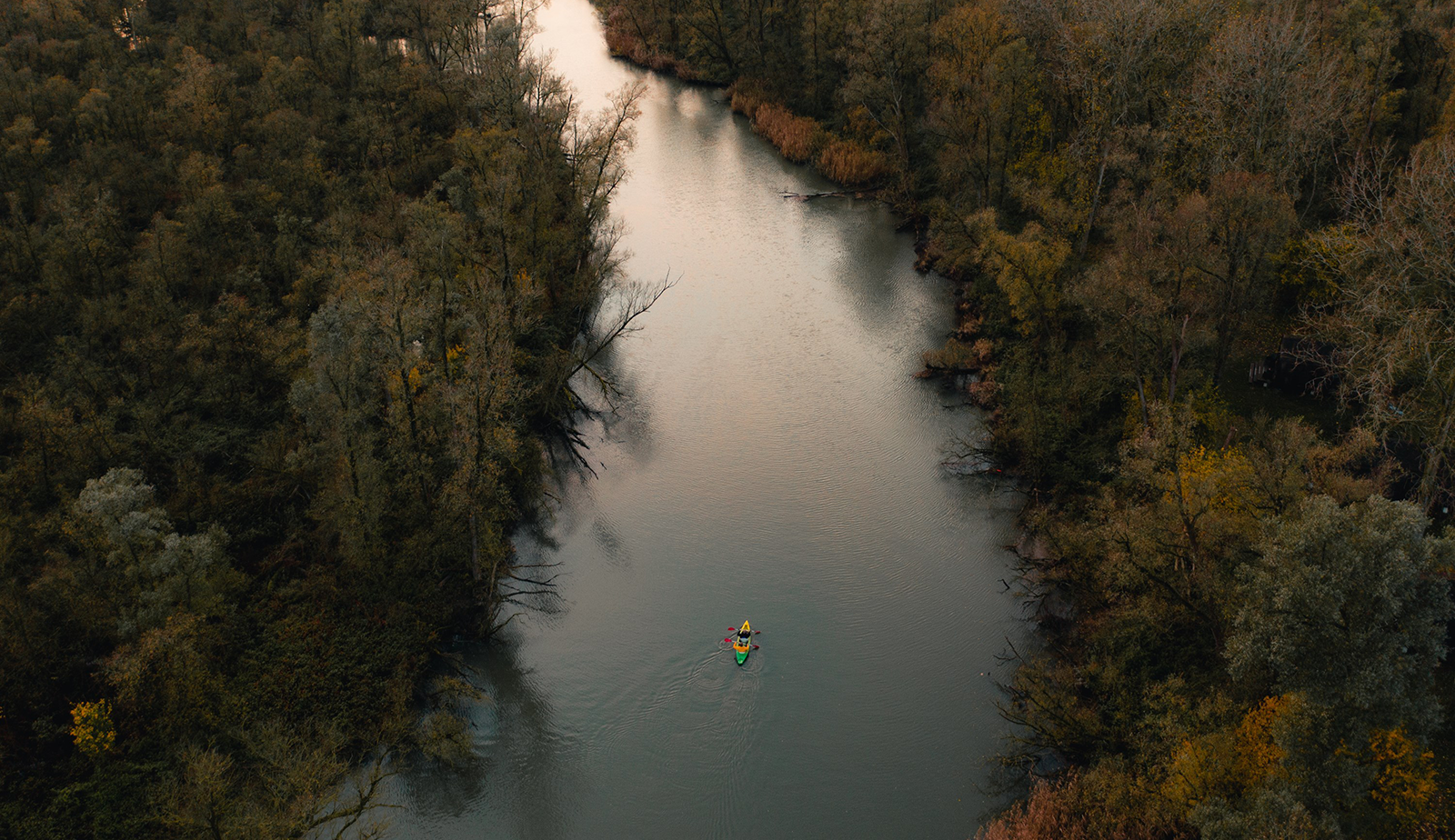 Kayakken in de natuur, luchtfoto.