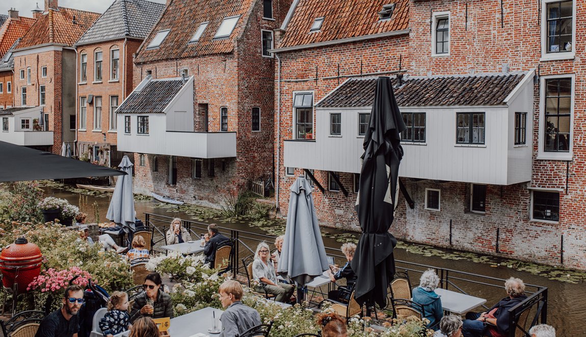 Bezoekers op het terras in Appingedam Groningen