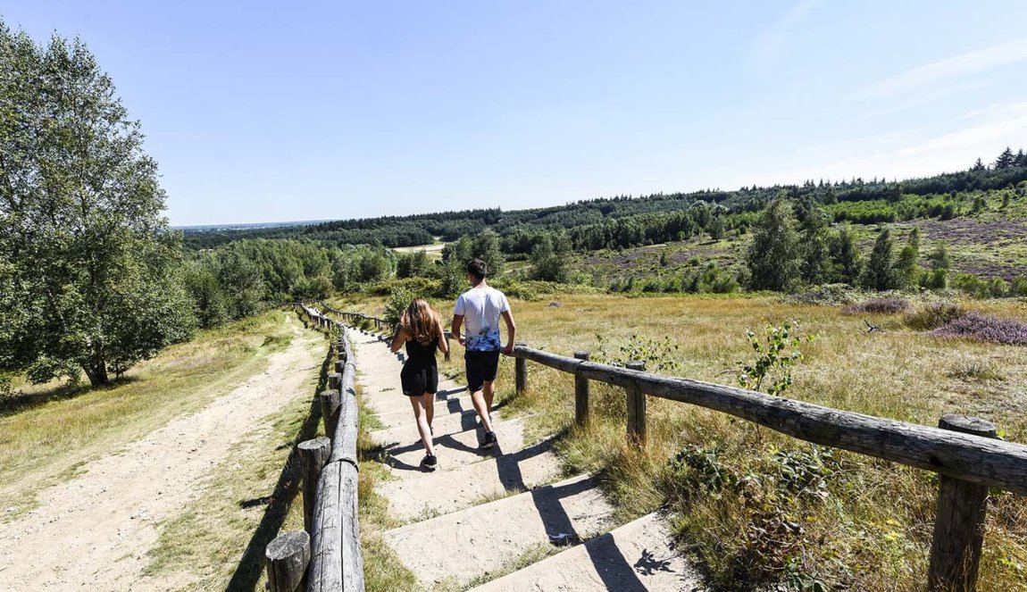 Stel loopt in Rhenen Kwintlooijen van de trap 